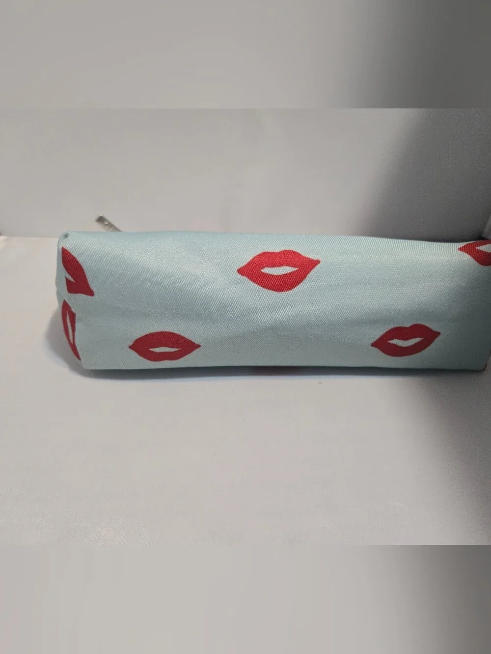 CLINIQUE x KATE SPADE Cosmetics Makeup Travel Bag Aqua & Red Lips Print